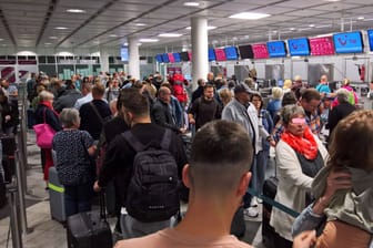 Lange Schlangen vor den Terminals (Archivbild): Am Donnerstag mussten Reisende stundenlang warten, um überhaupt ins Flughafengebäude zu gelangen.