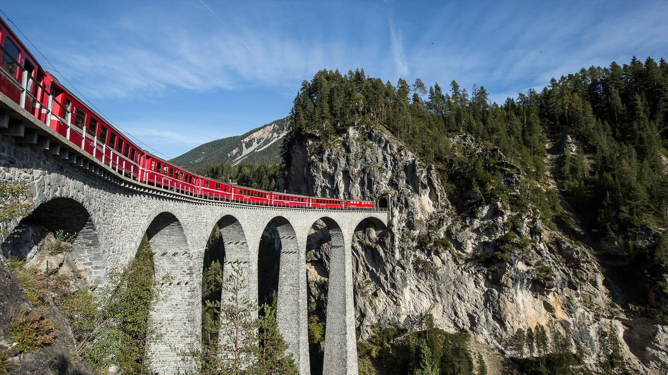 Highlights inklusive: Bei einer Erlebnisreise in Graubünden darf eine Fahrt mit dem berühmten Bernina Express nicht fehlen. Die Tickets sind im Reisepaket enthalten.