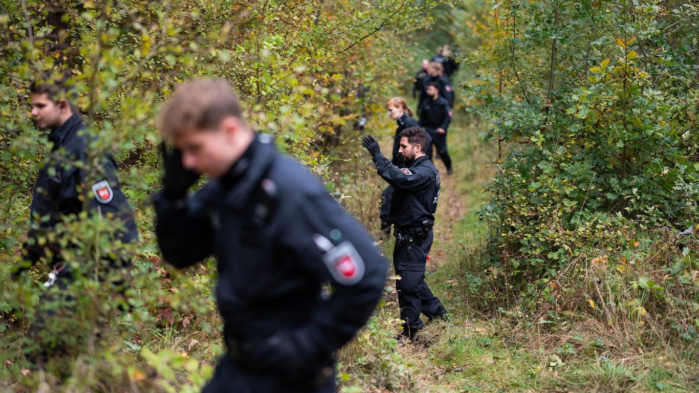 Polizisten suchen unweit des Campingplatzes in Melbeck bei Lüneburg nach dem Vermissten: Weiterhin fehlt jede Spur von dem 19-Jährigen.