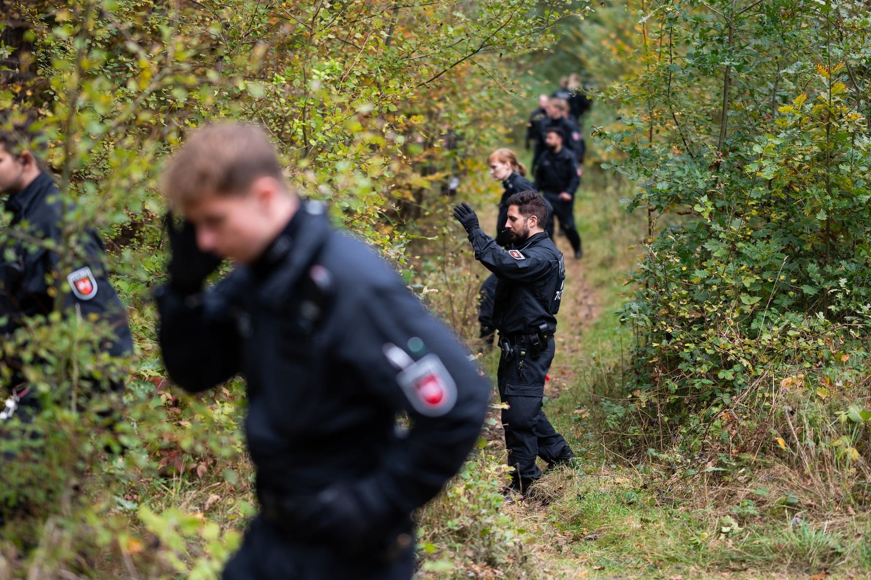 Polizisten suchen unweit des Campingplatzes in Melbeck bei Lüneburg nach dem Vermissten: Weiterhin fehlt jede Spur von dem 19-Jährigen.