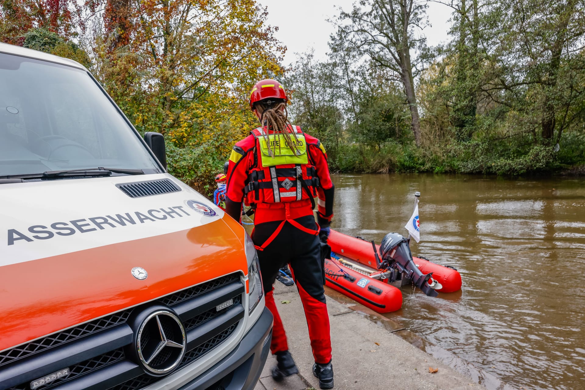 Der Leichnam wurde an einem Wehr gefunden: Auch die Wasserwacht war am Dienstag mit einem Boot auf der Rednitz im Einsatz.