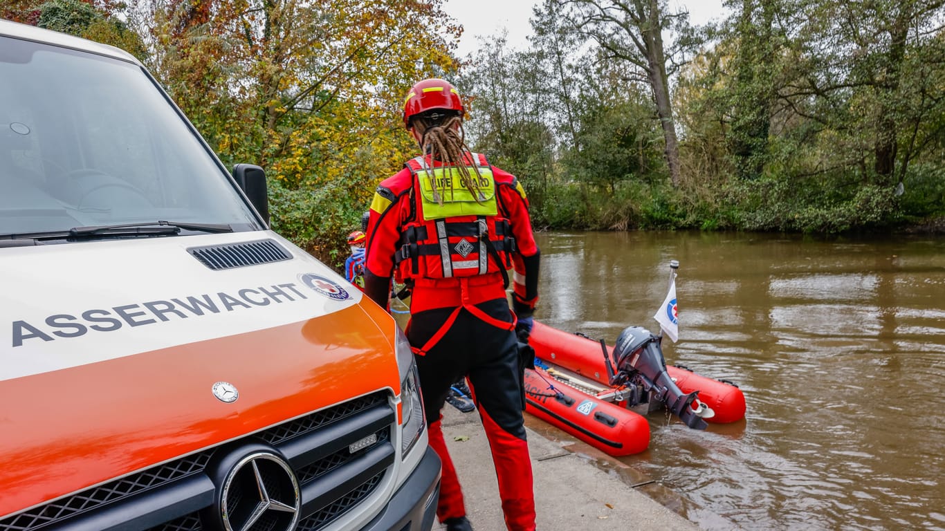 Der Leichnam wurde an einem Wehr gefunden: Auch die Wasserwacht war am Dienstag mit einem Boot auf der Rednitz im Einsatz.