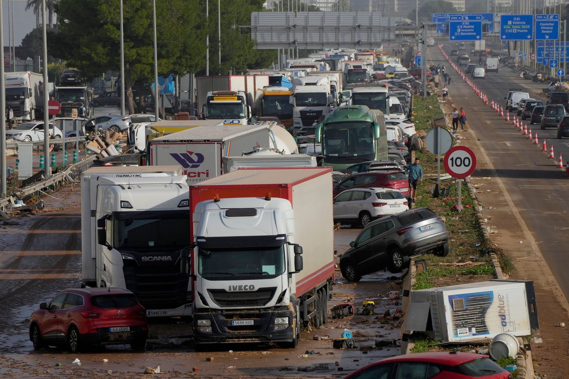 Auf einer Autobahn bei Valencia stapeln sich Fahrzeuge, die von den Fluten weggeschwemmt wurden.