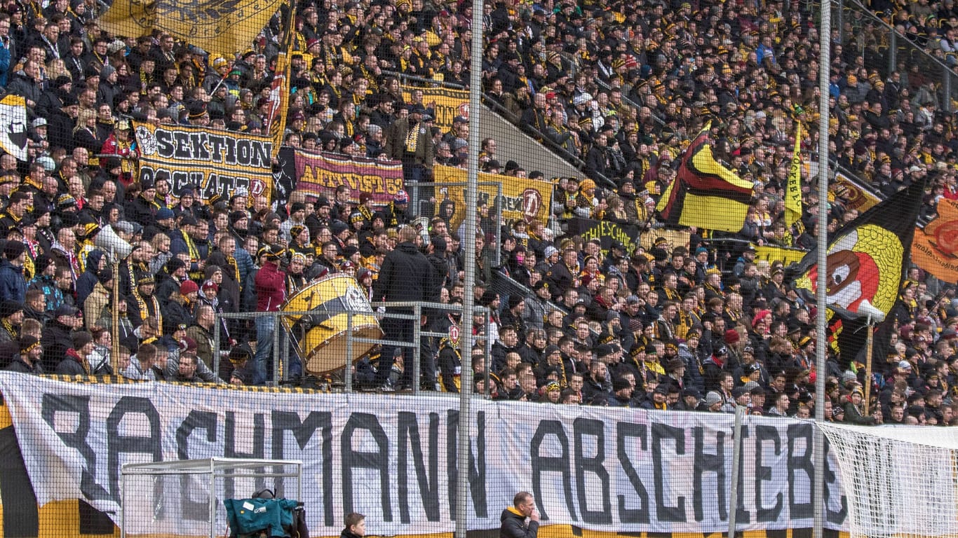 2018 sendeten die Dynamo-Dresden-Ultras eine Botschaft an den Pegida-Chef: "Bachmann abschieben". Das Banner im K-Block war eine Reaktion auf einen Sportwagen, der mit einem Pegida-Logo und einem Dynamo-Logo bedruckt war.