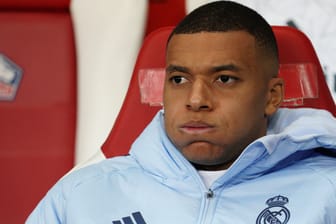 Für Real Madrid in der Champions League gegen Lille zunächst auf der Bank: Im Frankreich-Trikot wird Kylian Mbappé bei den kommenden Länderspielen dagegen gar nicht auflaufen.