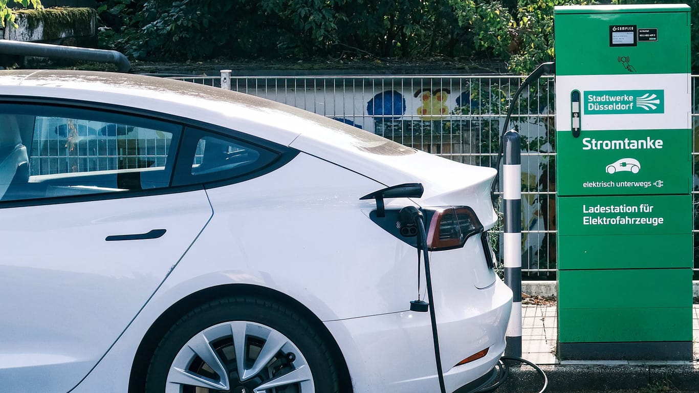 E-Auto lädt an einer Ladesäule (Symbolbild): Die Zahlen für Verkäufe waren im vergangenen Jahr eingebrochen.