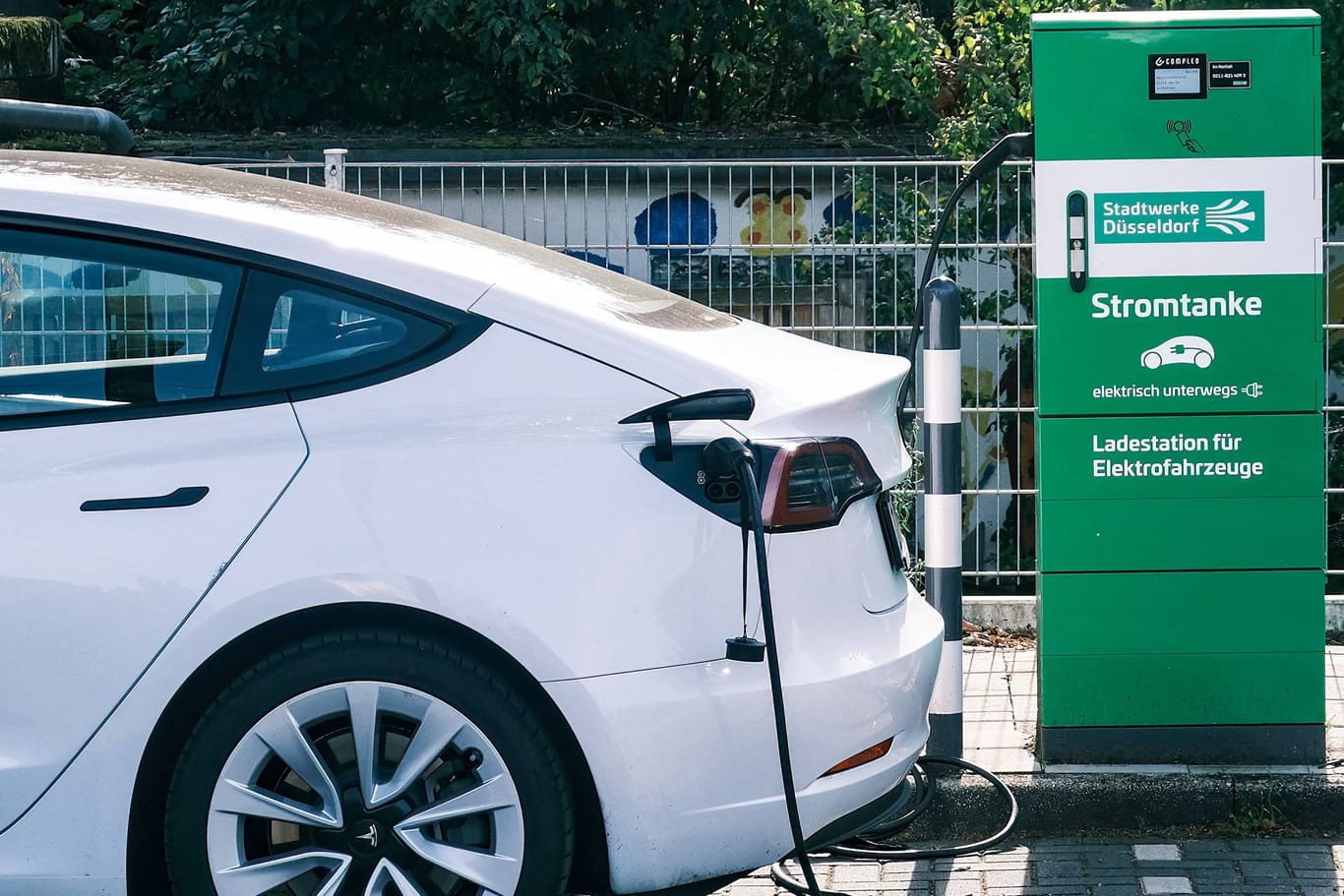 E-Auto lädt an einer Ladesäule (Symbolbild): Die Zahlen für Verkäufe waren im vergangenen Jahr eingebrochen.