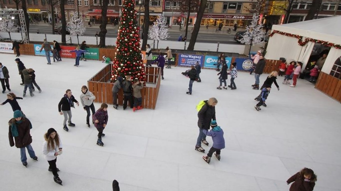 In der Winterzeit ist die 240 Quadratmeter große Schlittschuhlaufbahn das Highlight auf dem Wandsbeker Marktplatz.