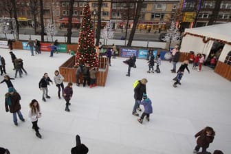 In der Winterzeit ist die 240 Quadratmeter große Schlittschuhlaufbahn das Highlight auf dem Wandsbeker Marktplatz.