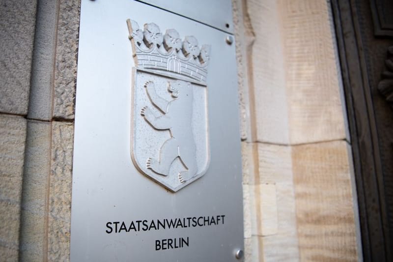 Das Schild mit der Aufschrift "Staatsanwaltschaft Berlin" am Eingang des Gerichts in Moabit.