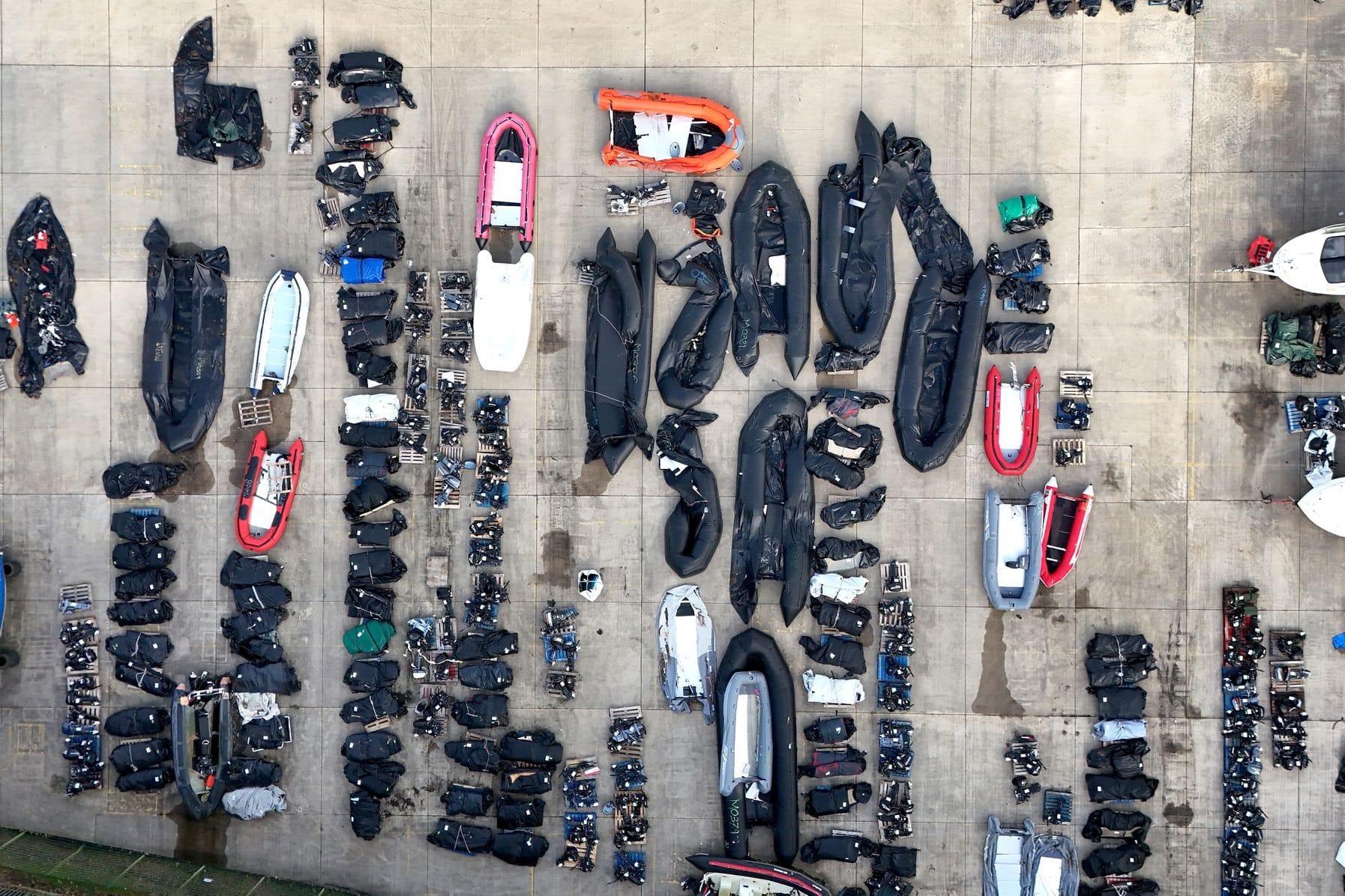 Dover in Großbritannien (Archivfoto): Vor einem Lager sind kleine Boote und Außenbordmotoren aufgestellt, mit denen Menschen den Ärmelkanal überquerten.