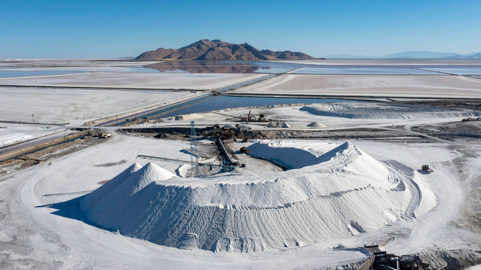 Am Rande des Sees in Utah wird Salz abgebaut.