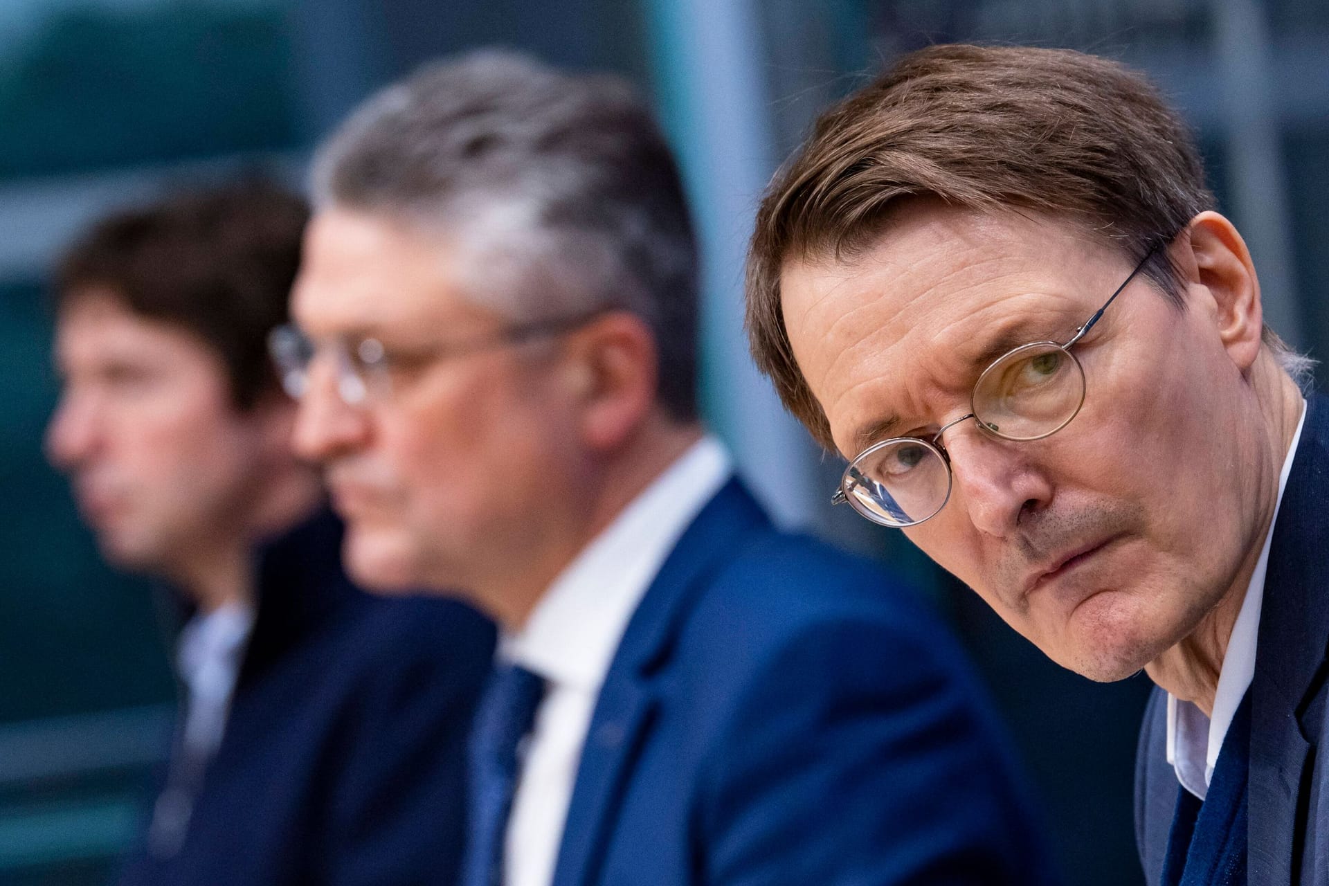 Bundesgesundheitsminister Karl Lauterbach (r.) neben RKI-Chef Lothar Wieler (M.) und Virologe Christian Drosten (l.) bei einer Pressekonferenz während der Corona-Pandemie: Viele Maßnahmen wurden damals kritisiert.