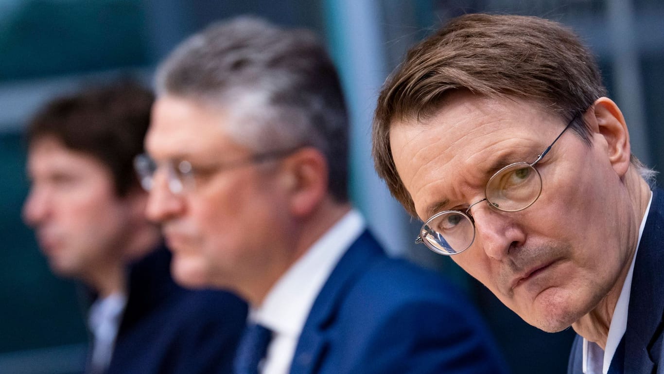 Bundesgesundheitsminister Karl Lauterbach (r.) neben RKI-Chef Lothar Wieler (M.) und Virologe Christian Drosten (l.) bei einer Pressekonferenz während der Corona-Pandemie: Viele Maßnahmen wurden damals kritisiert.