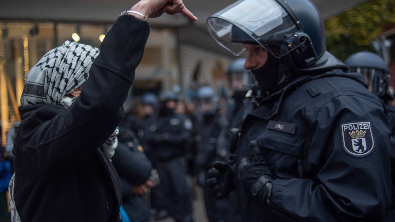 Demonstranten und Polizeibeamte gerieten in Berlin aneinander.