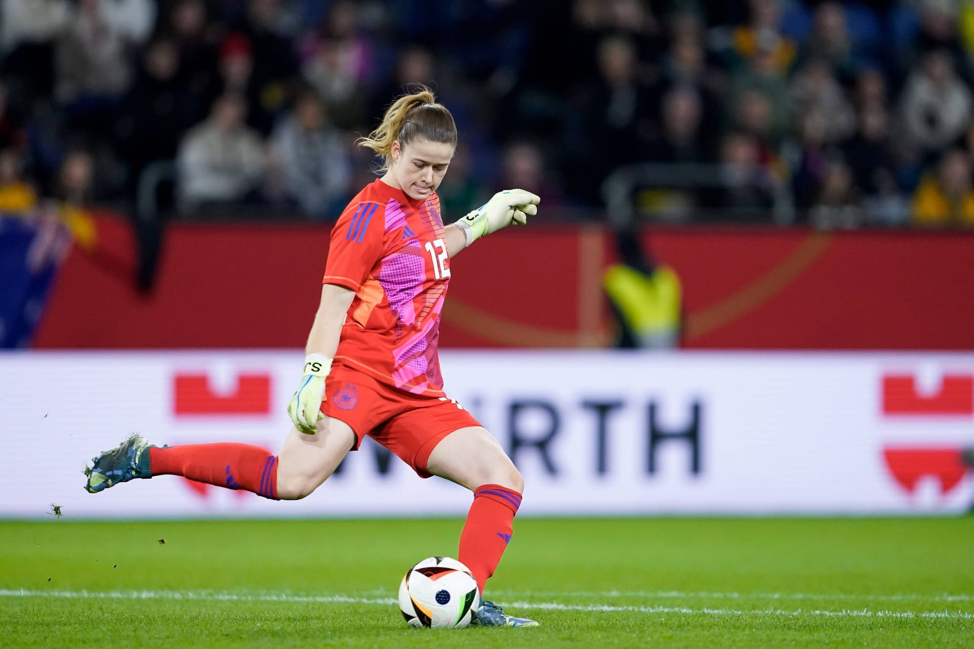 Stina Johannes: Ersetzte Berger im deutschen Tor. Die Frankfurterin begeisterte bereits in der 2. Minute, als sie den Ball lässig zu Linder spielte. War im Laufe der Partie ein Ruhepol am Ball, parierte zweimal bockstark (22. Und 25.). Ruhig im Aufbau, aber auch mutig wie in der 24. Minute. Einigen würden sagen, sie stand beim Gegentreffer zu weit draußen, im modernen Torwartspiel aber richtig so. Verschätzte sich hingegen beim 1:2. Note: 3