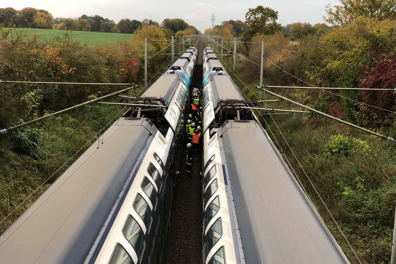 Ein Regionalzug muss mitten auf der Bahnstrecke stoppen: Die Reisenden werden evakuiert.