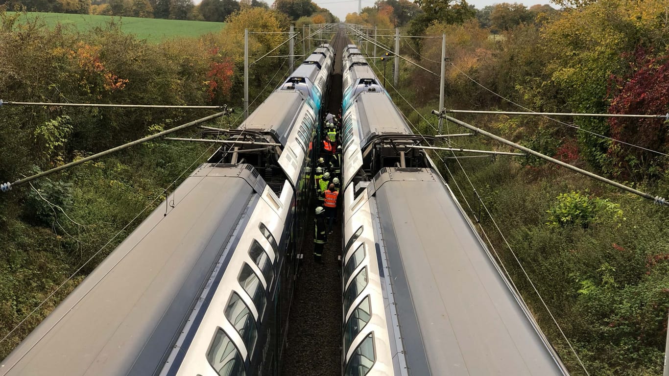 Ein Regionalzug muss mitten auf der Bahnstrecke stoppen: Die Reisenden werden evakuiert.