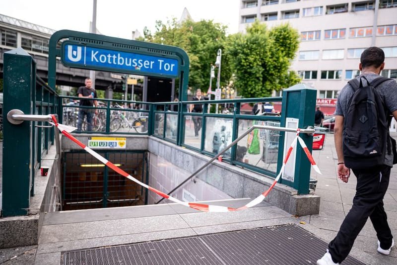 Der U-Bahnhof Kottbusser Tor ist abgesperrt (Archivbild): Ein Mann ist im Zwischendeck erstochen worden.