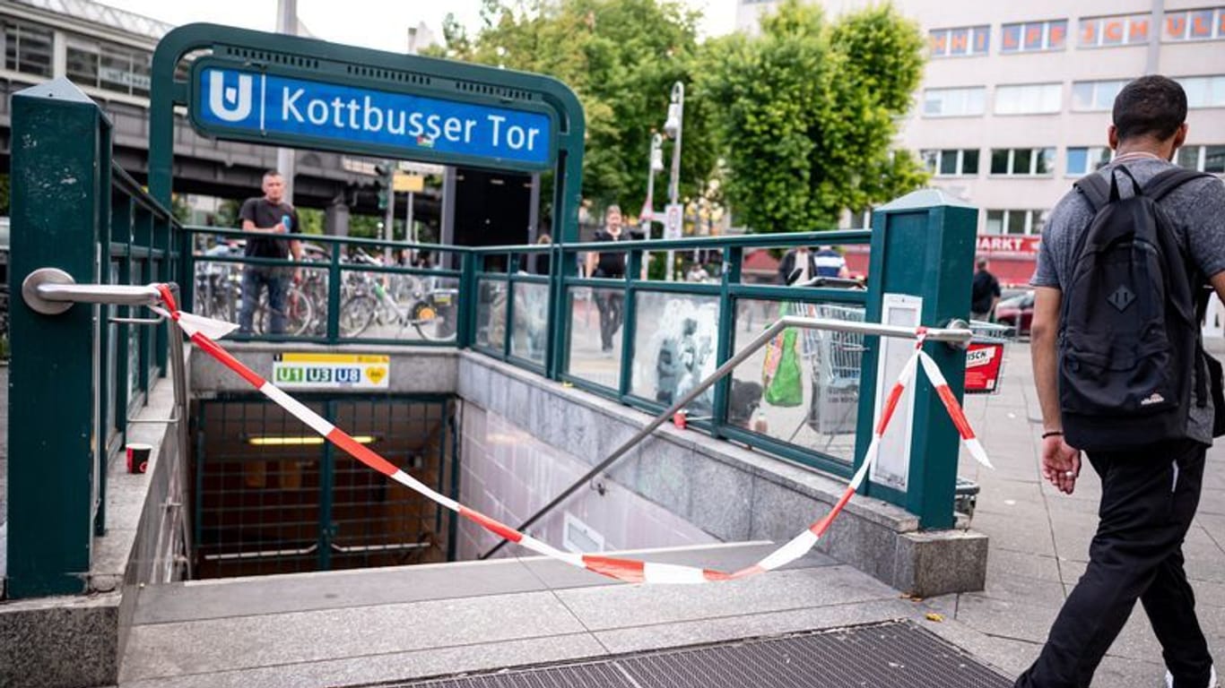 Der U-Bahnhof Kottbusser Tor ist abgesperrt (Archivbild): Ein Mann ist im Zwischendeck erstochen worden.