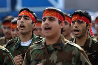 Iranische Soldaten bei einer Parade in Teheran (Archivbild).