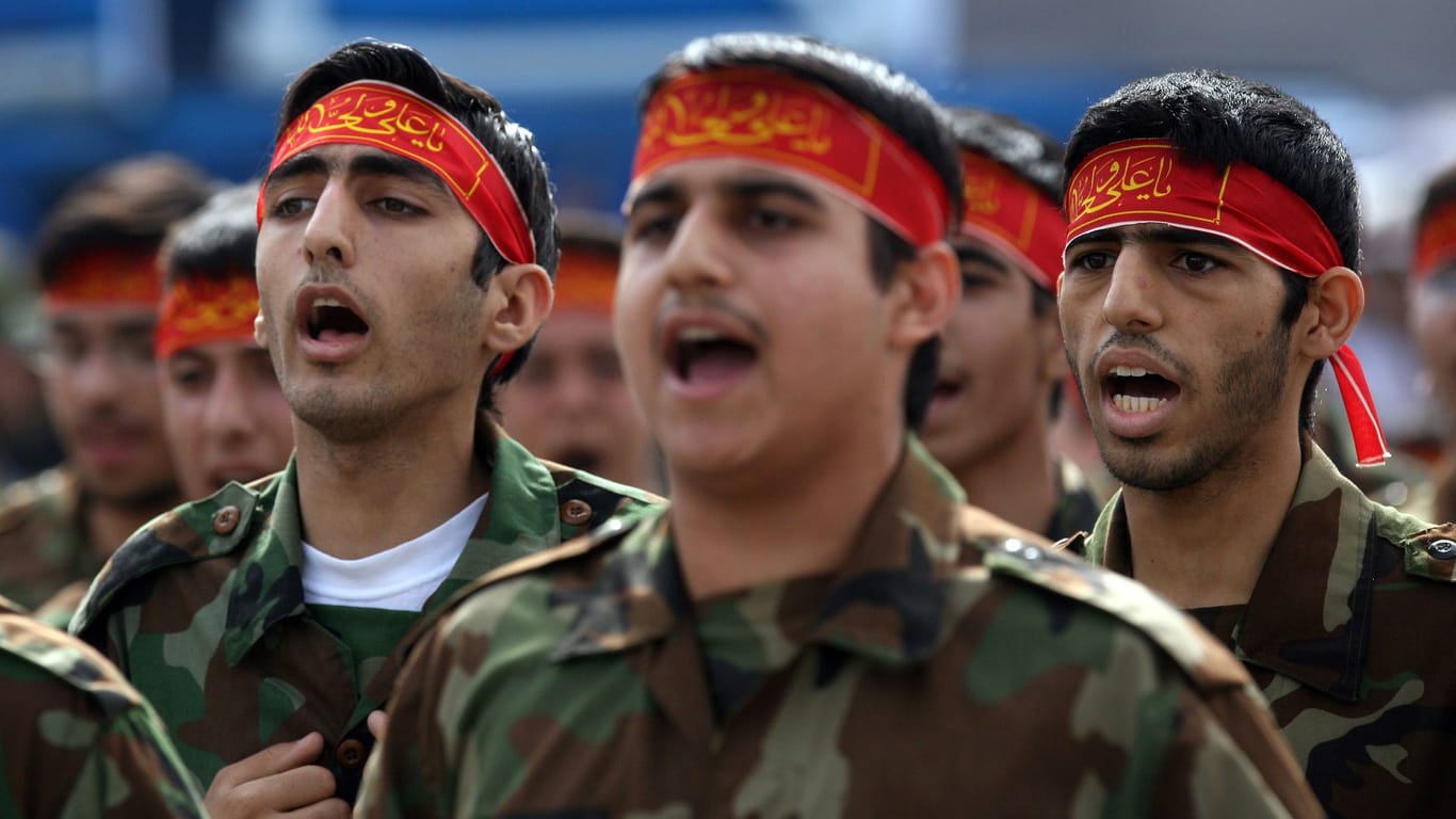 Iranische Soldaten bei einer Parade in Teheran (Archivbild).