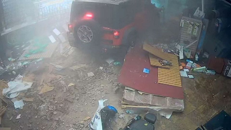 Ein Autofahrer krachte mit seinem Jeep in eine Apotheke.