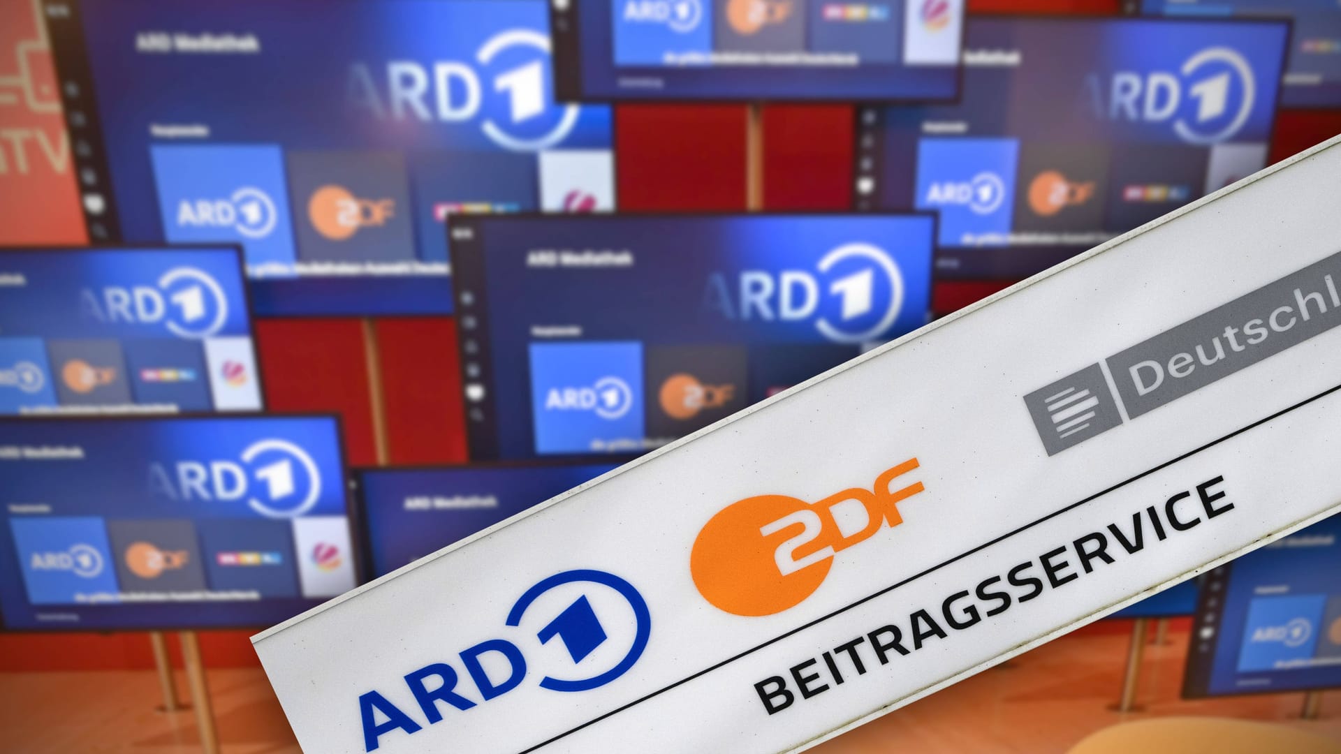 Die Logos von ARD und ZDF (Symbolbild): Die Bundesländer beraten über eine umfassende Rundfunkreform.