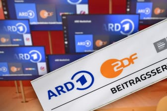 Die Logos von ARD und ZDF (Symbolbild): Die Bundesländer beraten über eine umfassende Rundfunkreform.