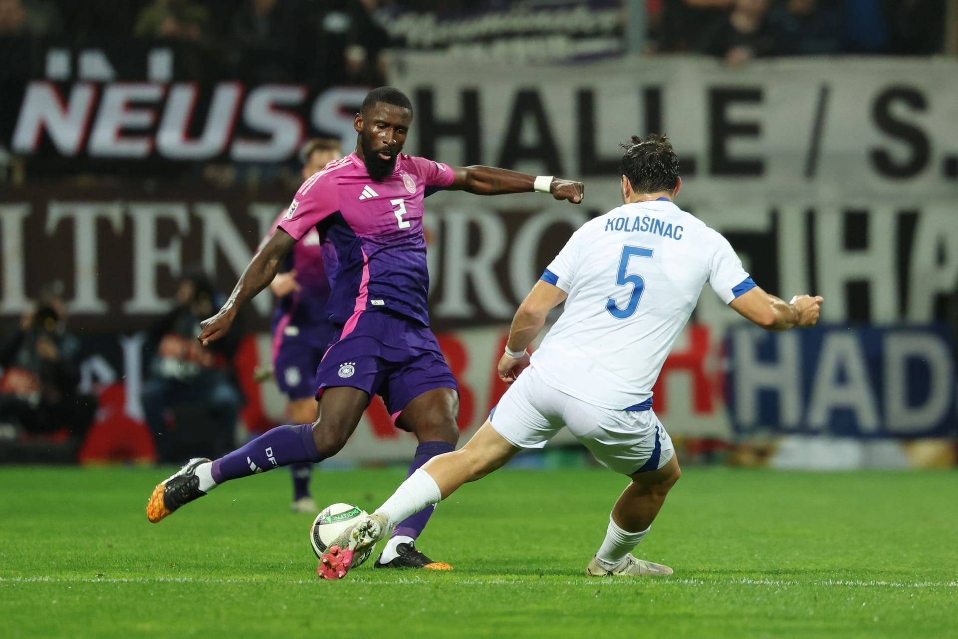 Antonio Rüdiger: Das Abwehrmonster kehrte ins DFB-Team und in die Startformation zurück. Schon vor dem Anpfiff zum Liebling avanciert, als er seinen Aufwärmpullover einem Zuschauer schenkte. Der Spieler von Real Madrid agierte als sichere Bank, fing immer wieder Bälle ab wie in der 79. Minute, wirkte konzentriert und bemüht im Aufbau. War sich nicht zu schade, auch den Weg in den gegnerischen Strafraum zu gehen (41.). Sehenswerter Pass mit dem Außenrist auf Wirtz (44.). Note: 2