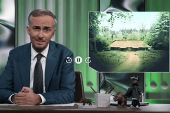 Jan Böhmermann in der Sendung "ZDF Magazin Royale": Eine abgelegene Hütte im Sachsenwald bei Hamburg ist in den Fokus des Satirikers gerückt.