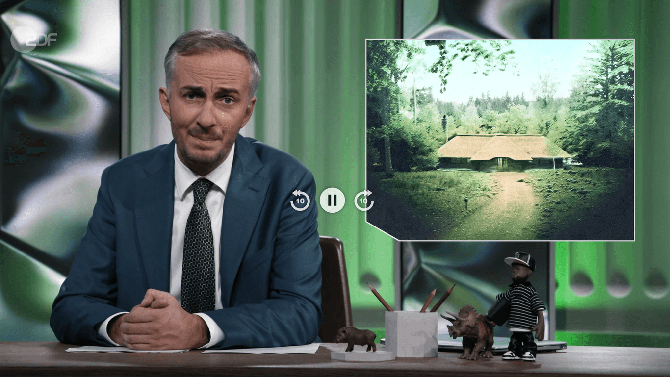 Jan Böhmermann in der Sendung "ZDF Magazin Royale": Eine abgelegene Hütte im Sachsenwald bei Hamburg ist in den Fokus des Satirikers gerückt.