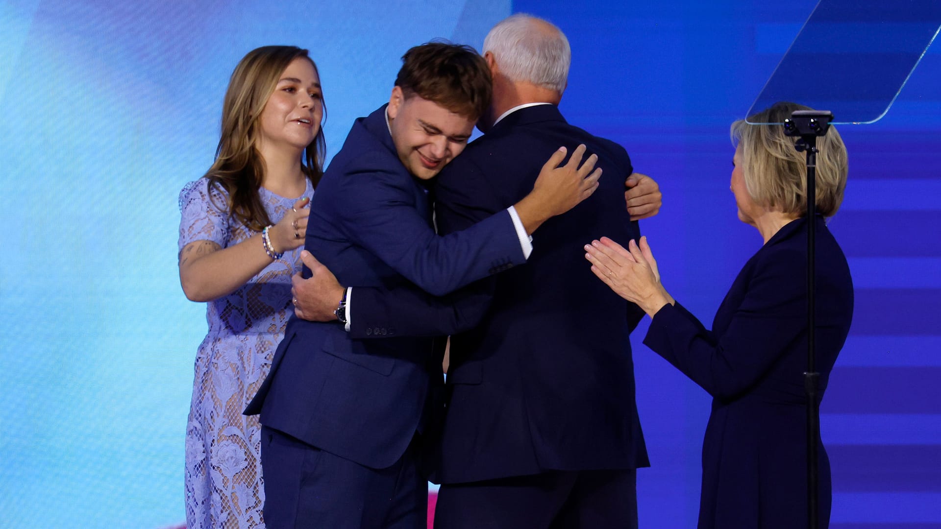 Tim Walz mit seiner Familie während des Wahlkampfs: Tochter Hope Walz, Sohn Gus Walz und Ehefrau Gwen Walz