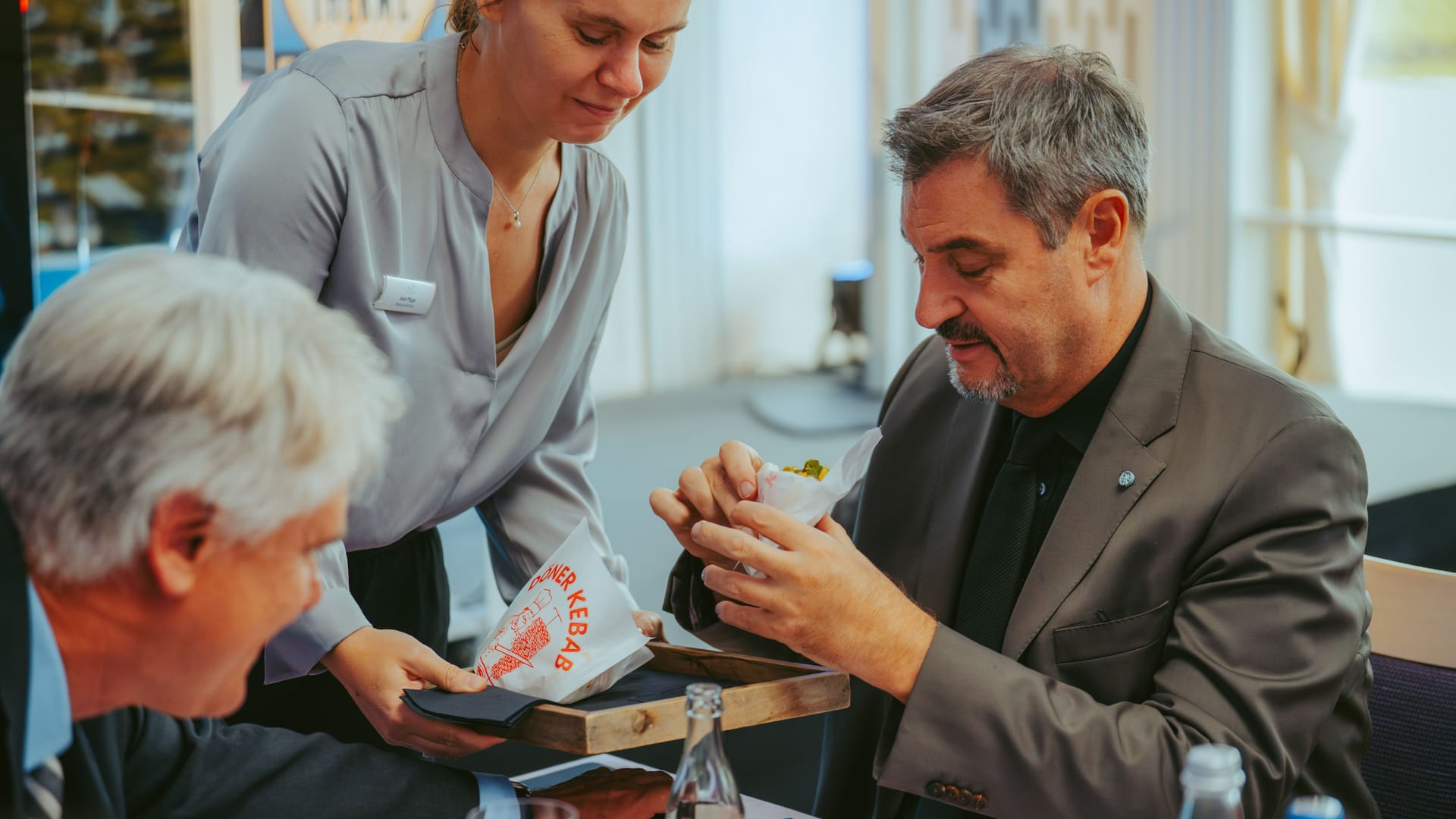 Prüfender Blick: Ministerpräsident Markus Söder probiert den Südsee-Döner.