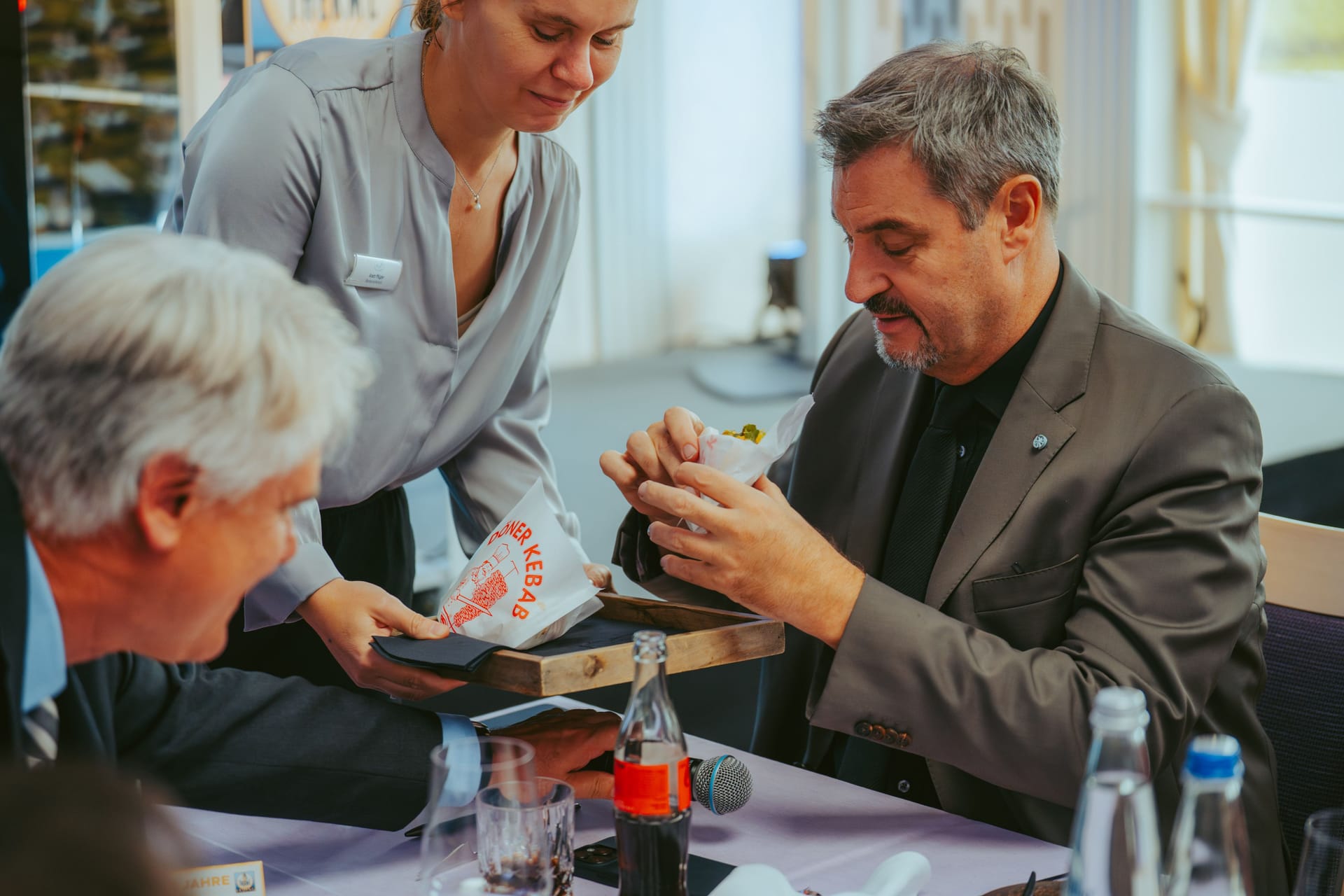 Prüfender Blick: Ministerpräsident Markus Söder probiert den Südsee-Döner.