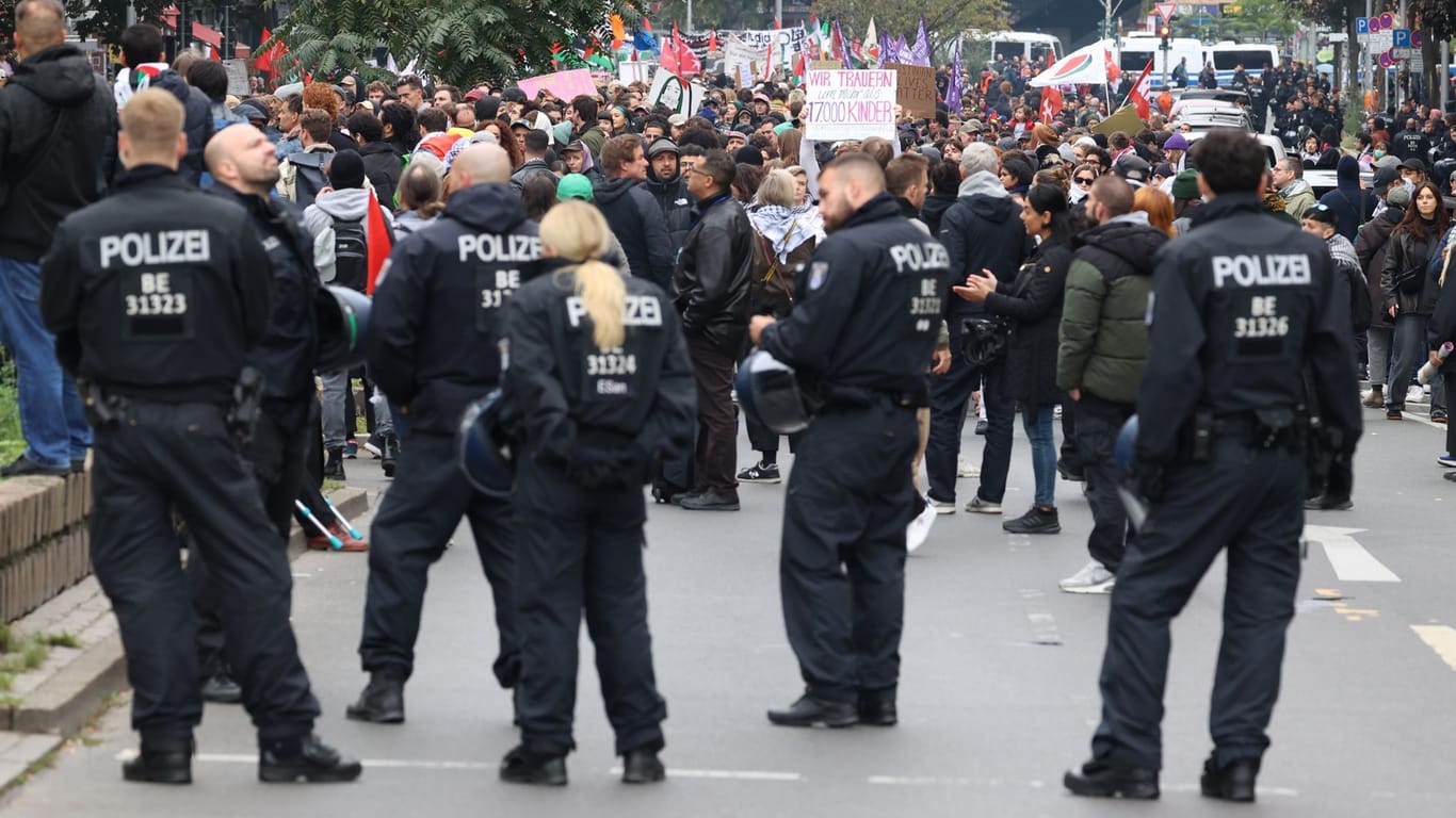Polizisten stehen am Rande einer propalästinensischen Demonstration: Die Beamten sind in diesen Tagen enorm gefordert. Polizisten stehen am Rande einer propalästinensischen Demonstration: Die Beamten sind in diesen Tagen enorm gefordert.