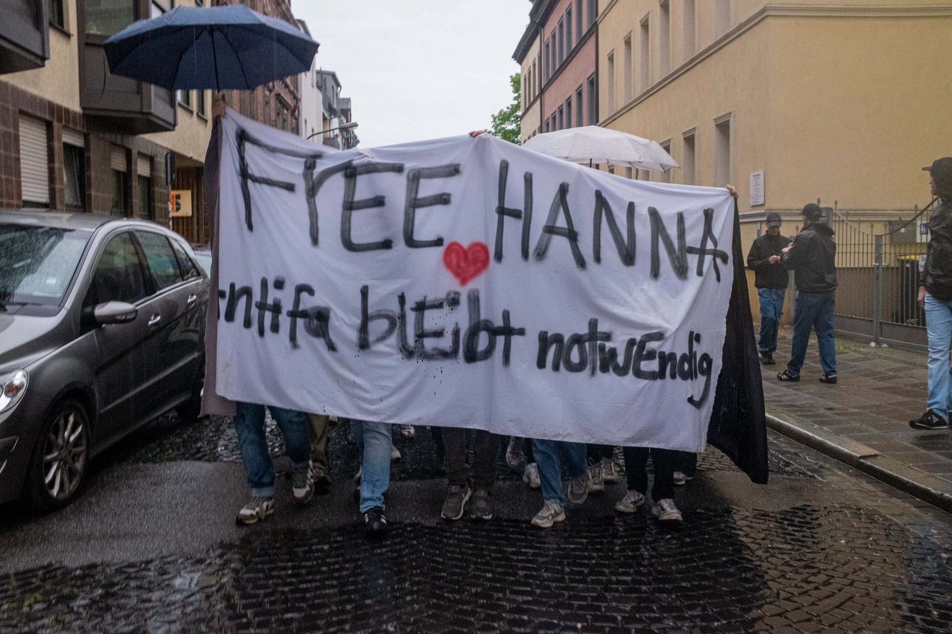 Menschen demonstrieren in Nürnberg gegen die Verhaftung von Hanna S. (Archivbild): Der Frau wird vorgeworfen, an Angriffen in Budapest beteiligt gewesen zu sein.