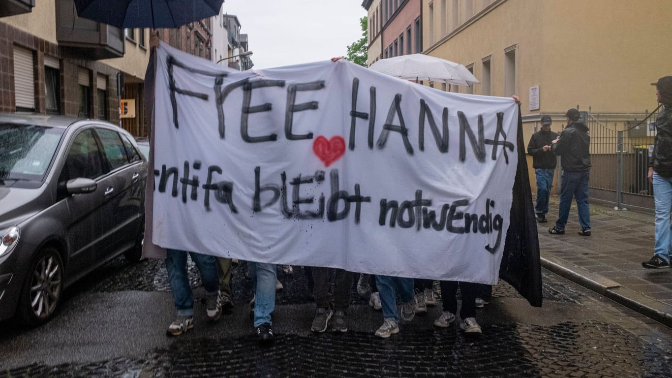 Menschen demonstrieren in Nürnberg gegen die Verhaftung von Hanna S. (Archivbild): Der Frau wird vorgeworfen, an Angriffen in Budapest beteiligt gewesen zu sein.