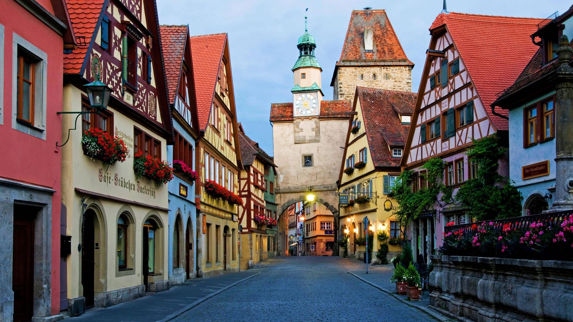 Die alten Fachwerkhäuser und das alte Stadttor in Rothenburg ob der Tauber.