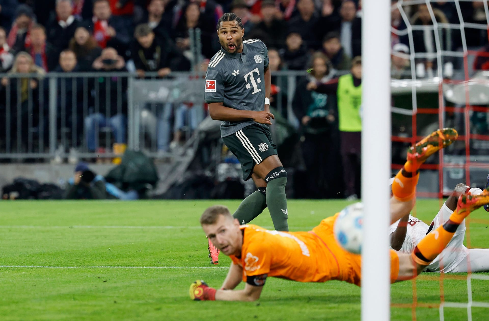 Serge Gnabry: Im Topspiel gegen Leverkusen verhinderten nur der Innenpfosten und die Latte, dass er zum Siegtorschützen wurde.