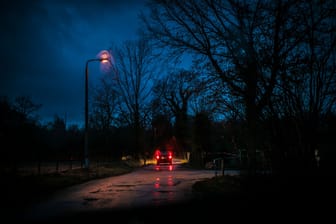 Schlechte beleuchtete Straße (Symbolbild): Die Frau war auf dem Nachhauseweg vom Erntefest.