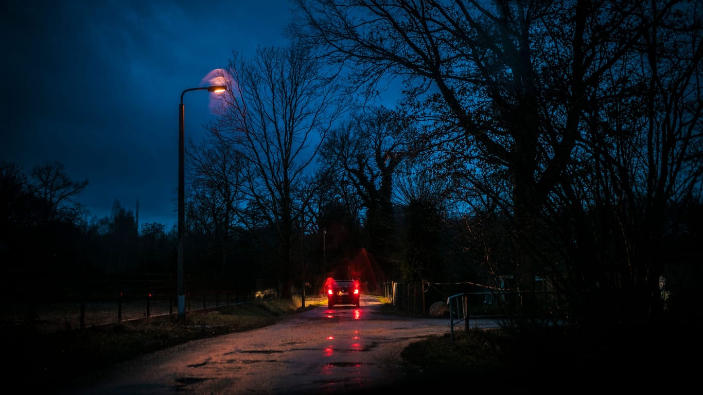 Schlechte beleuchtete Straße (Symbolbild): Die Frau war auf dem Nachhauseweg vom Erntefest.