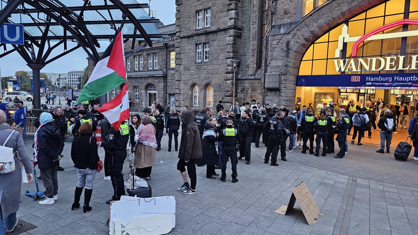 Polizisten im Einsatz am Hauptbahnhof: Nach Ende des HSV-Spiels kam es vor der Wandelhalle zu einer Schlägerei zwischen Fußballfans und Demonstranten.