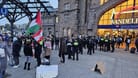 Polizisten im Einsatz am Hauptbahnhof: Nach Ende des HSV-Spiels kam es vor der Wandelhalle zu einer Schlägerei zwischen Fußballfans und Demonstranten.