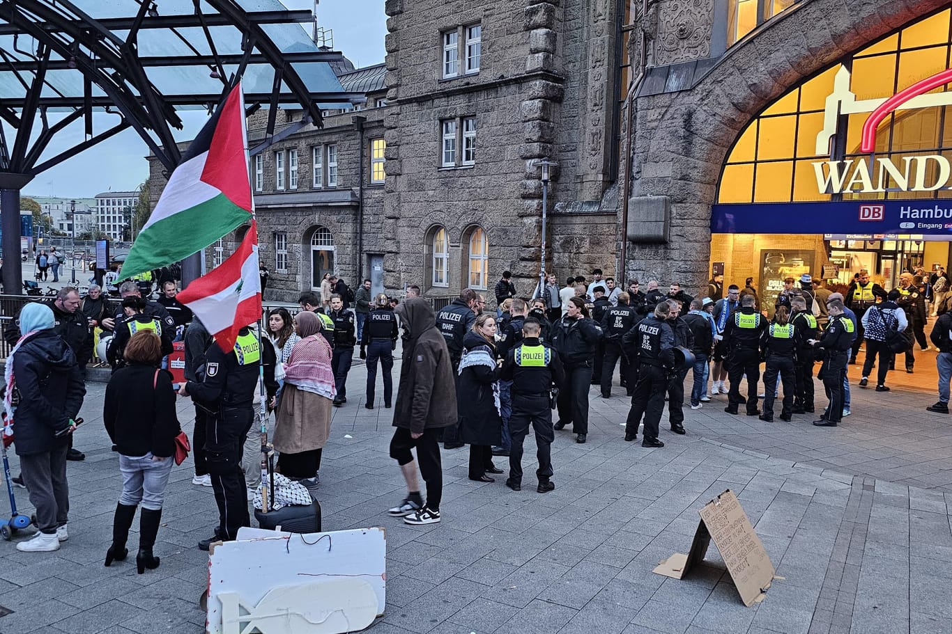 Polizisten im Einsatz am Hauptbahnhof: Nach Ende des HSV-Spiels kam es vor der Wandelhalle zu einer Schlägerei zwischen Fußballfans und Demonstranten.