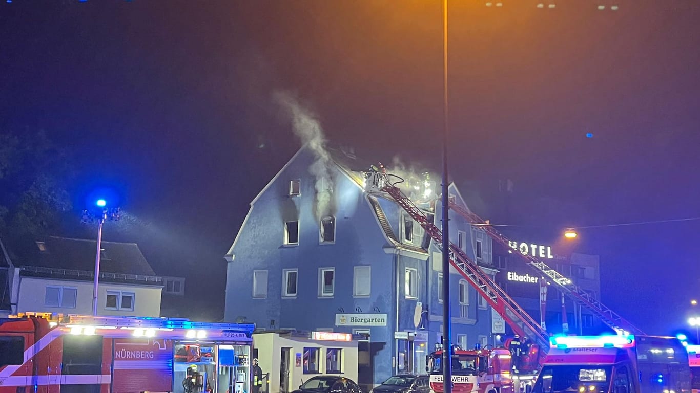 Rauchschwaden dringen aus dem Obergeschoss eines Mehrfamilienhauses in der Eibacher Hauptstraße am Montagabend.