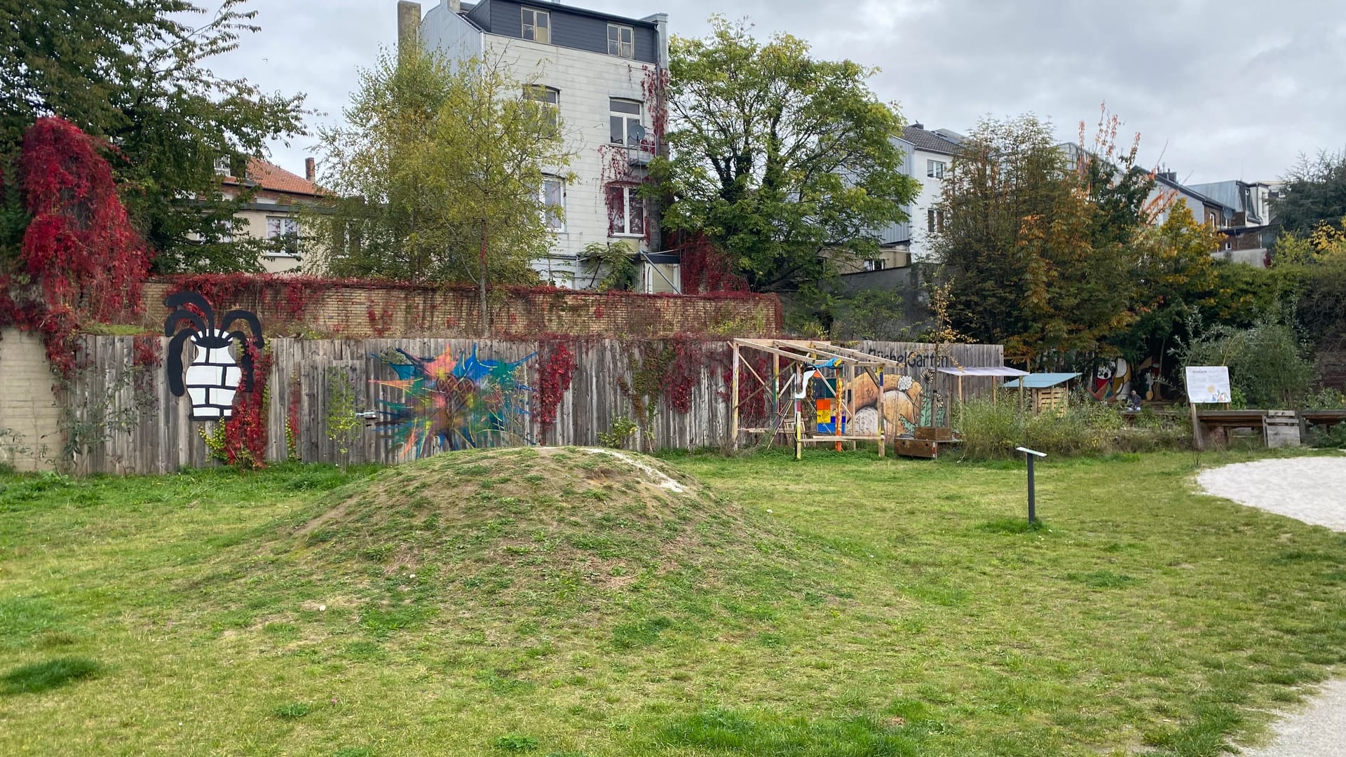 Aus dem Park am Büchel können Passanten und auch Kinder durch die Lücken des Zaunes einen Blick auf das Treiben im Rotlichtviertel erhaschen.