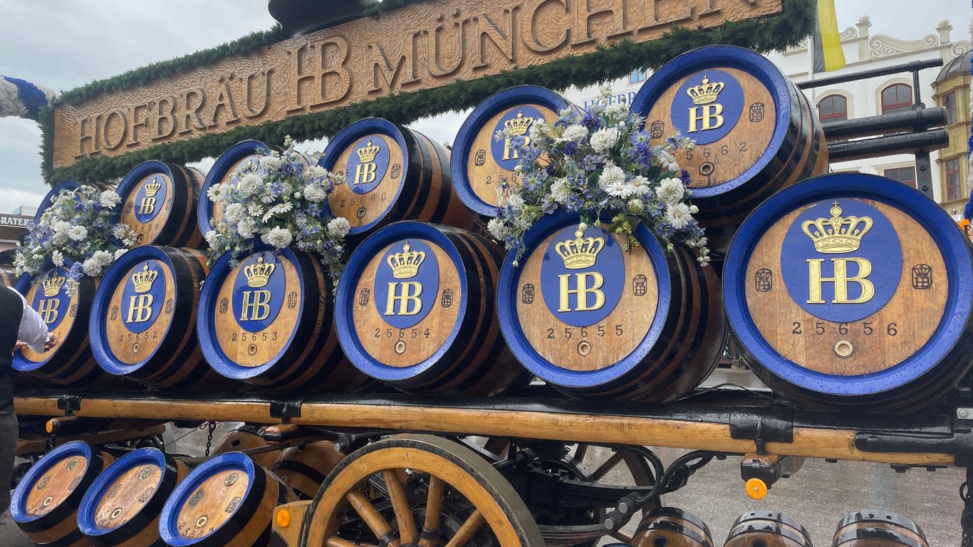 Manch einer könnte meinen, in den Holzfässern wird Bier transportiert. Ein Trugschluss.