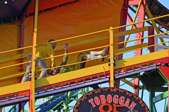 Toboggan auf dem Oktoberfest (Archivbild): Viele Gäste stürzen auf dem schnellen Förderband des Fahrgeschäfts. Manchen gelingen hingegen sogar Kunststücke.