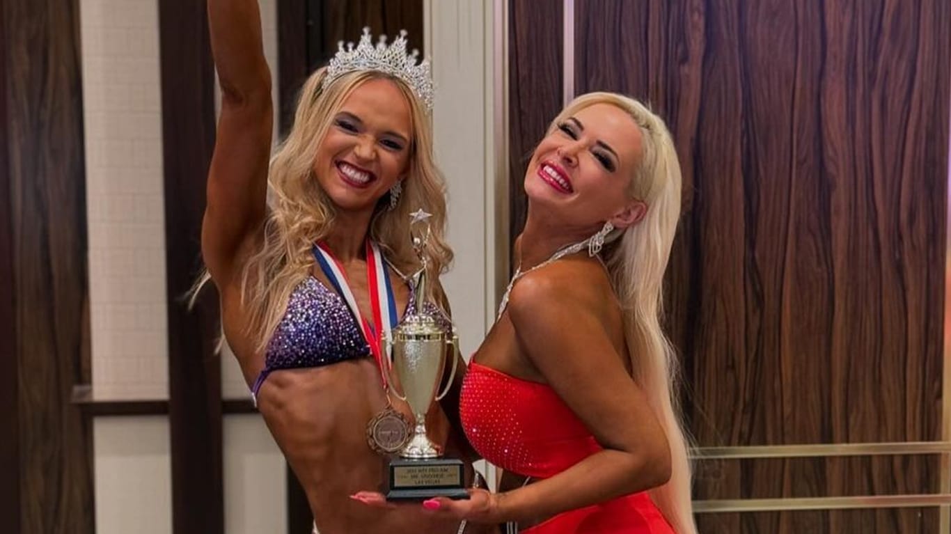 Lia Liebing und Daniela Katzenberger: Die Kölnerin gewann den Titel "Miss Universe" in der Bikini-Klasse.